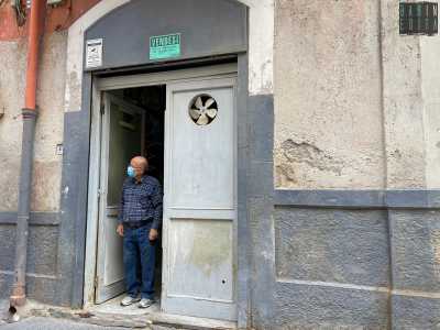 Continuiamo la nostra passeggiata fino via Indipendenza, dove al numero 26 ci imbattiamo in una falegnameria. � quella del 70enne Sebastiano che lavora qui da 30 anni. L�artigiano ci saluta all�ingresso, caratterizzato da un portone sbiadito dal tempo posto sotto un piccolo archetto grigio scuro